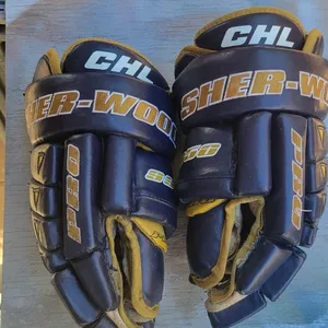 Team Sweden Game Worn Sherwood Pro 9950 Hockey Gloves Vintage 1990s Tre Kronor