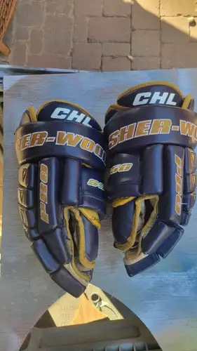 Team Sweden Game Worn Sherwood Pro 9950 Hockey Gloves Vintage 1990s Tre Kronor