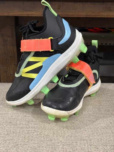 Kid's 3.5Y (Big Kids / Youth) New Balance Low Top Molded Cleats (Used)