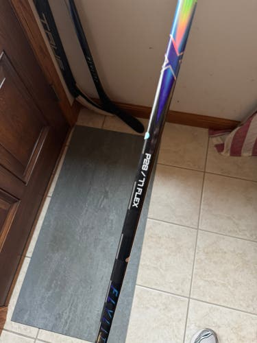 Senior Bauer Vapor FlyLite Left Hand Hockey Stick P28 77 Flex (Used)