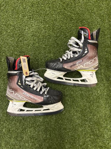 Intermediate Bauer Vapor Hyperlite Hockey Skates Size 5.5 (Used)
