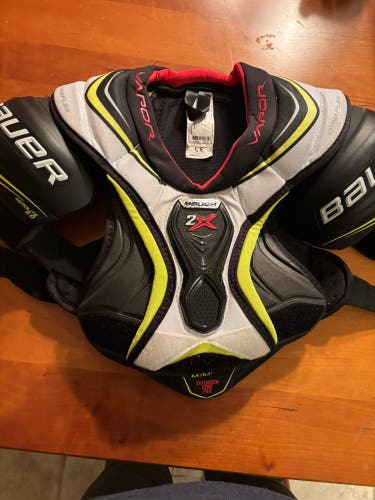 Medium Junior Bauer Vapor 2X Shoulder Pads (Used)