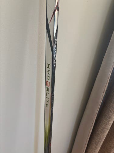 Junior Bauer Vapor Hyperlite 2 Left Hand Hockey Stick P28 50 Flex (Used)