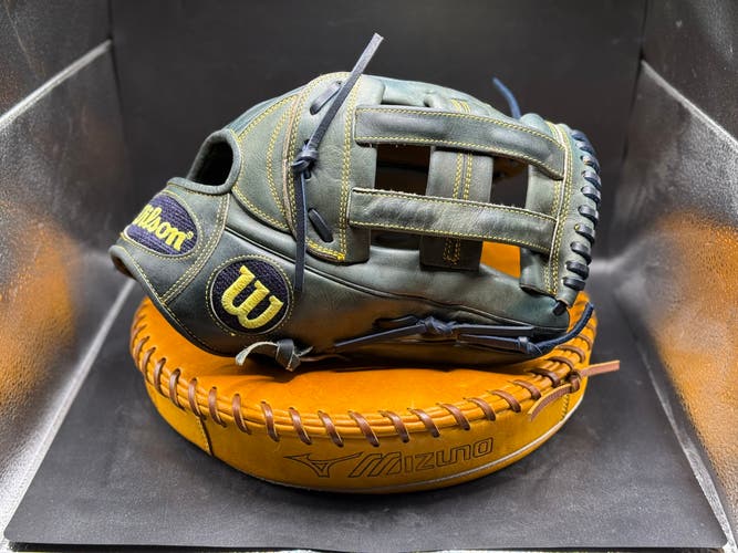 Wilson RH Outfield A2000 Baseball Glove 12.75" (Used)