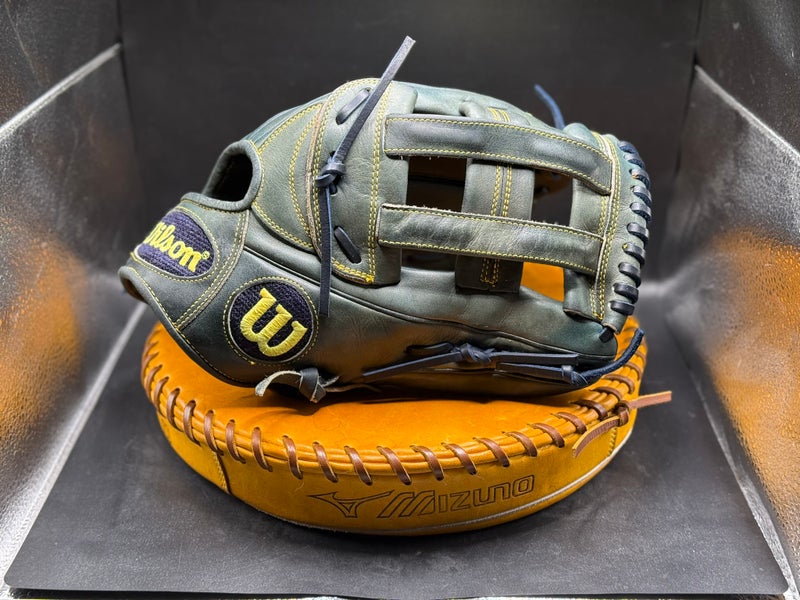 Wilson RH Outfield A2000 Baseball Glove 12.75" (Used)