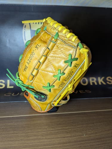 Wilson RH A2000 XL Baseball Glove 12" (Used)