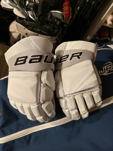 La Kings (White) Bauer Vapor Hyperlite Gloves 14" Pro Stock (New)