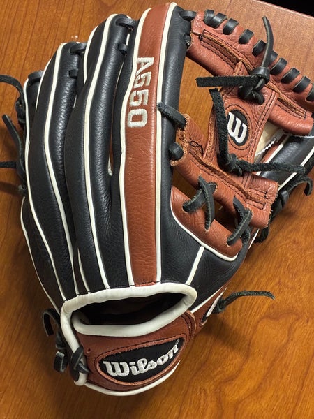 Wilson A550 RH Baseball Glove 11.5" (Used)
