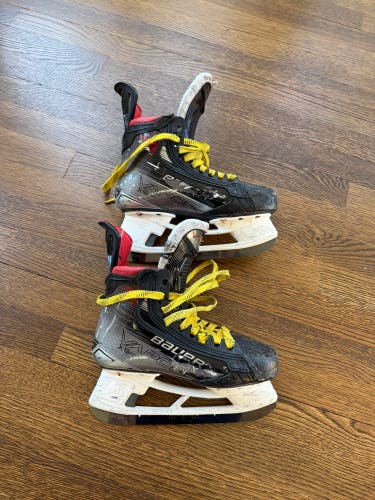 Used Intermediate Bauer Regular Width  Size 4.5 Vapor X5 Pro Hockey Skates