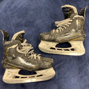 Intermediate Bauer Supreme M5 Pro Hockey Skates Size 5.5 (Used)