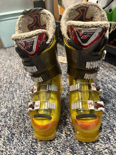 Mondo 23 & 23.5 Unisex Nordica Supercharger Ski Boots Stiff Flex (Used)