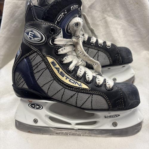 Junior Size 2E Easton Ultra Lite Ice Hockey Skates.