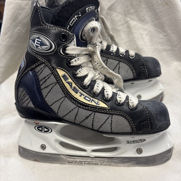 Junior Size 2E Easton Ultra Lite Ice Hockey Skates.