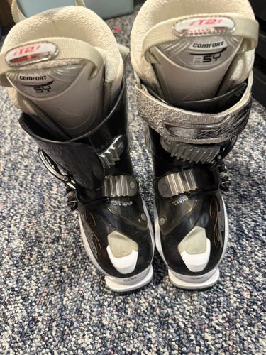 Mondo 23 & 23.5 Unisex Atomic Livefit 70 Ski Boots (Used)