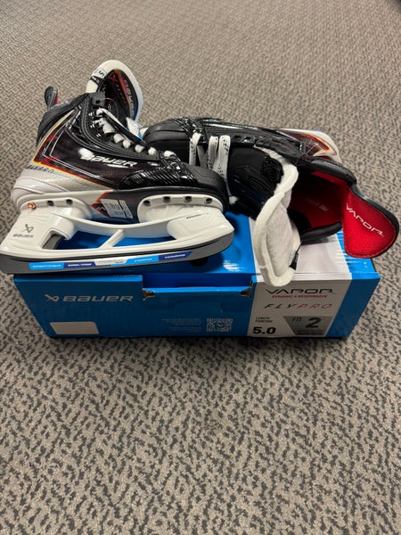 2025 Bauer Vapor FLYPRO Hockey Skates Size 5 (New) Fit 2
