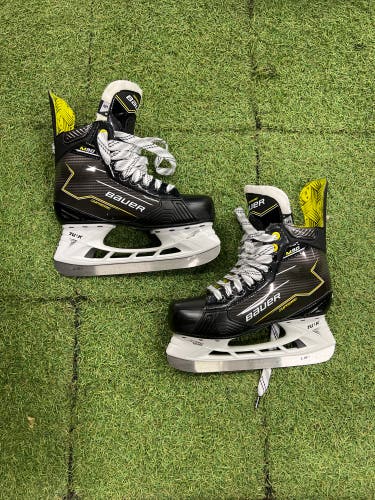Intermediate Bauer Supreme M30 Hockey Skates Regular Width Size 5.0 (New)