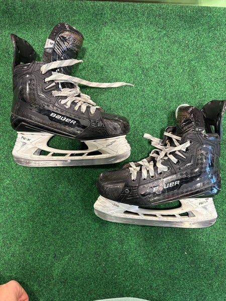 Intermediate Bauer Supreme Mach Hockey Skates (Fit 1) Size 5 (Used)