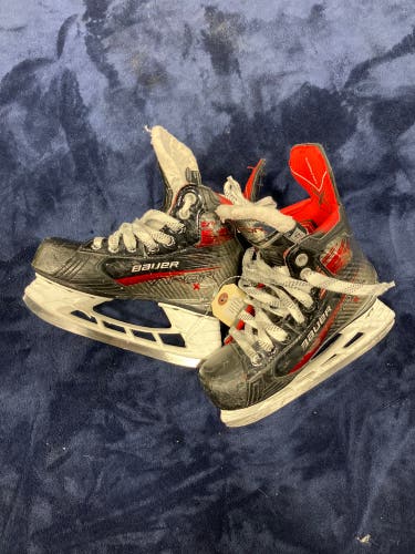 Youth Bauer Vapor X5 Pro Hockey Skates Regular Width 13.5 (Used)