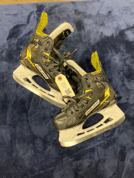 Junior Bauer Supreme M4 Hockey Skates Regular Width Size 2.5 (Used)