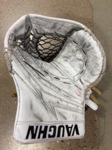 White Senior Vaughn V9 Pro Carbon Goalie Glove Regular (Used)