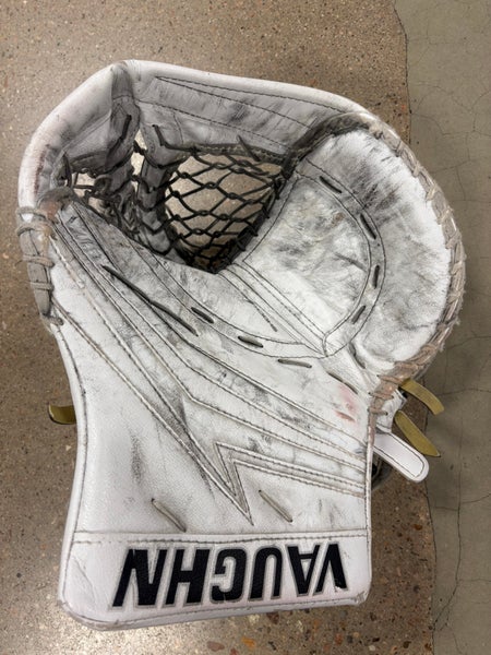 White Senior Vaughn V9 Pro Carbon Goalie Glove Regular (Used)