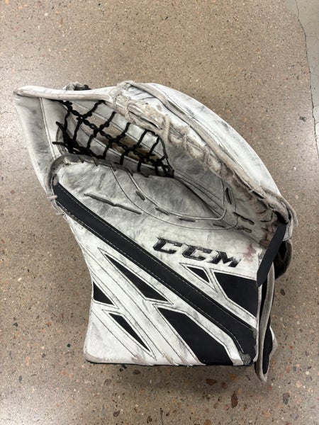 Senior CCM E4.9 Goalie Glove Regular (Used)