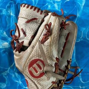 Wilson A2000 RH Softball Glove 12" (Used)