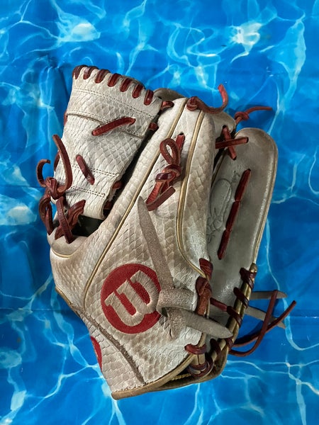 Wilson A2000 RH Softball Glove 12" (Used)