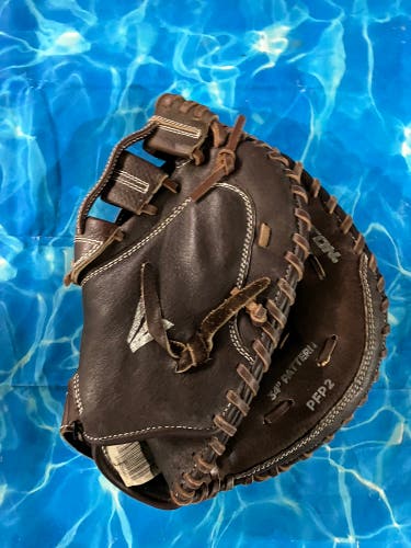 Easton Prowess RH Catcher's Softball Glove 34" (Used)