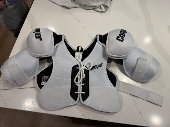 Bauer Cooper retro shoulder pads barely used, senior Large
