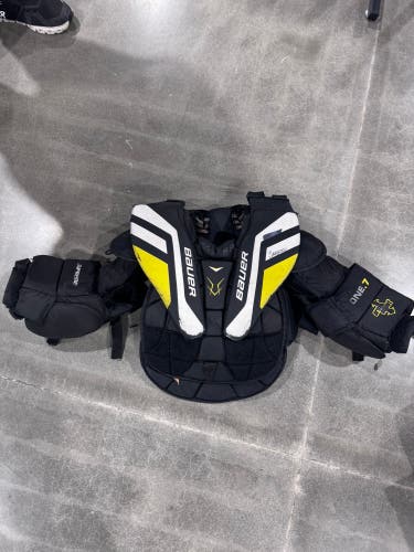 Junior Small Bauer Supreme One.7 Goalie Chest Protector (Used)