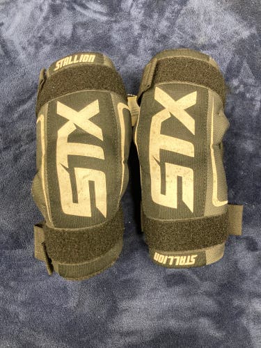 Medium Youth STX Stallion 50 Arm Pads (Used)