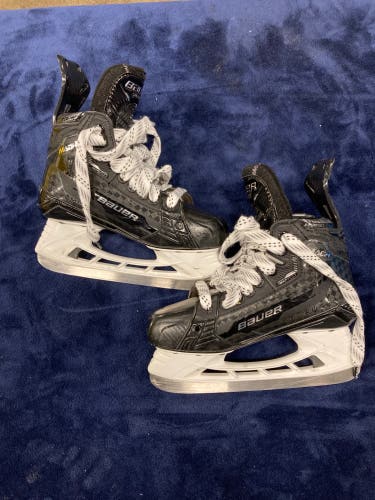 Intermediate Bauer Supreme Mach Hockey Skates Size 4 (Used)