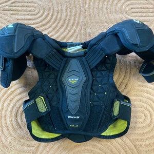 Medium/Large Junior CCM Tacks 6052 Shoulder Pads (Used)