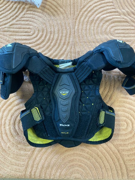 Medium/Large Junior CCM Tacks 6052 Shoulder Pads (Used)