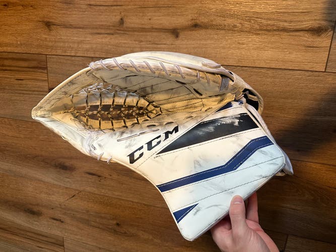 CCM Extreme Flex III E3.5 Goalie Glove Regular Senior