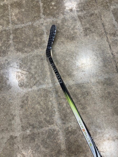 Youth 51” Bauer Vapor Hyperlite 2 Hockey Stick Right Handed Less Than 30 Flex (Used)