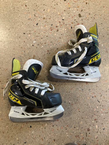 Youth CCM Super Tacks 9380 Hockey Skates Regular Width 10 (Used)