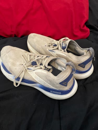 White Unisex Size M 9.5 (W 10.5) Adult Brooks Shoes (Used)
