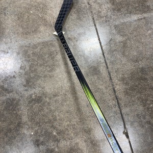 Youth Bauer Vapor Hyperlite 2 Hockey Stick Right Handed Less Than 30 Flex (Used)