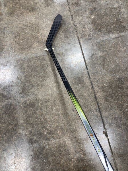 Youth Bauer Vapor Hyperlite 2 Hockey Stick Right Handed Less Than 30 Flex (Used)