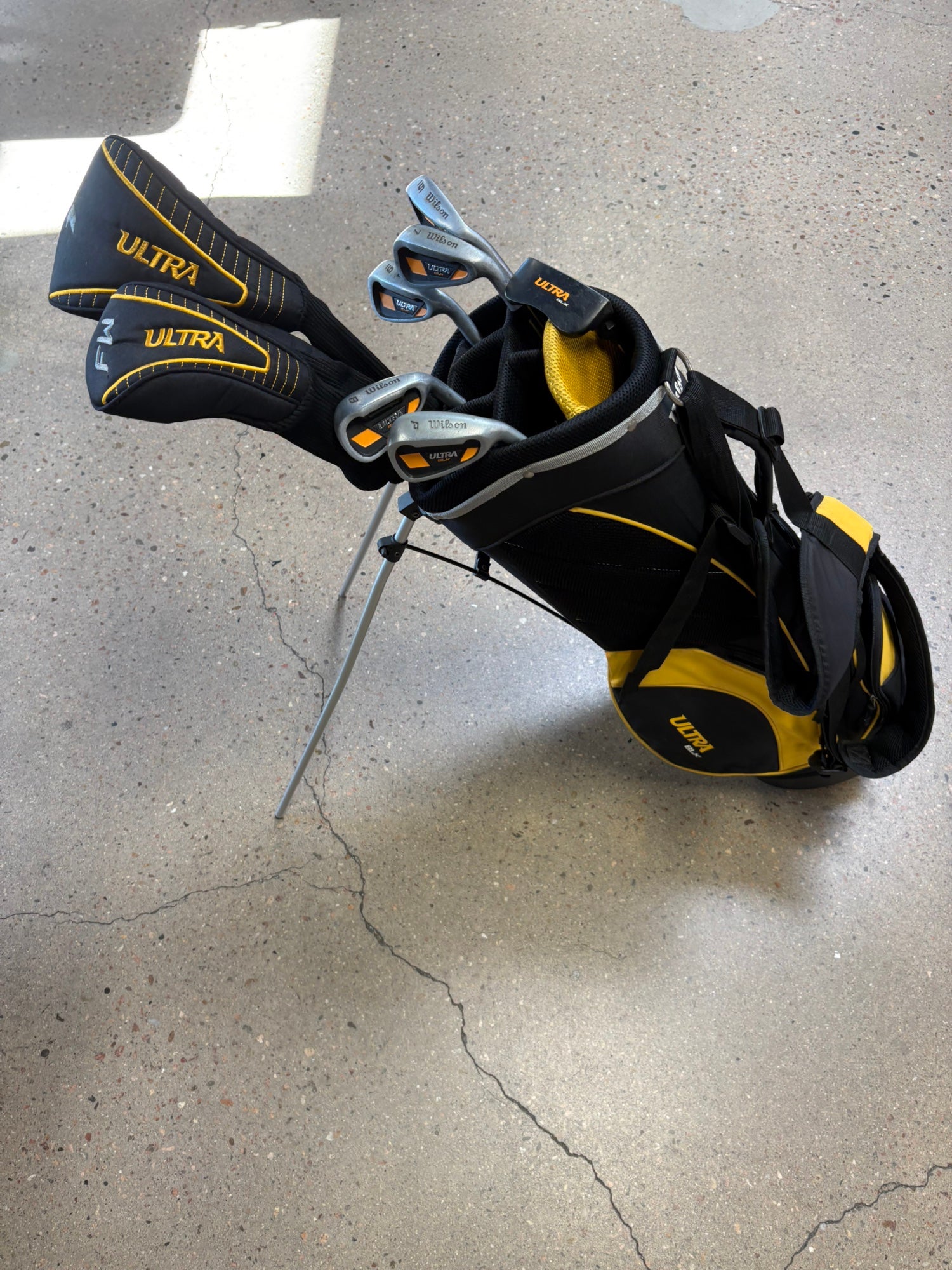 Men's Wilson Ultra Black Clubs w/Bag (Full Set - 9 Pieces) RH