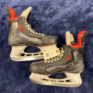 Intermediate Bauer Vapor 3X Pro Hockey Skates Size 4 (Used)
