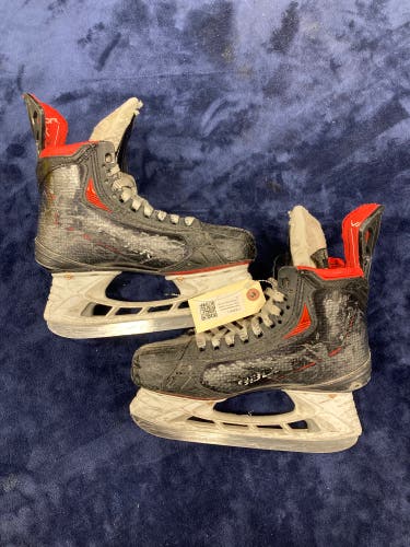 Intermediate Bauer Vapor 3X Pro Hockey Skates Size 4 (Used)