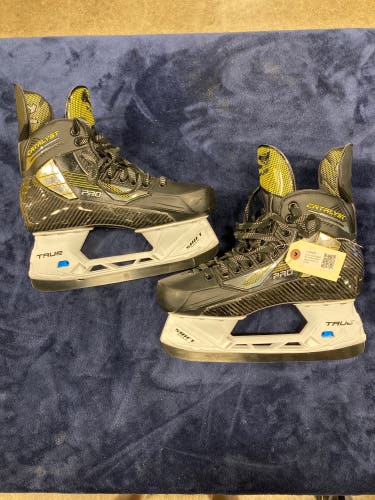 Senior True Catalyst Pro Hockey Skates Regular Width 9.5 (Used)