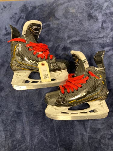 Intermediate Bauer Supreme M5 Pro Hockey Skates Size 4.5 (Used)