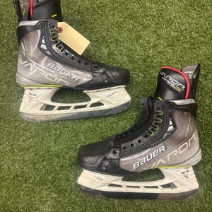 Intermediate Bauer Vapor Hyperlite Hockey Skates 6.5 (Used)