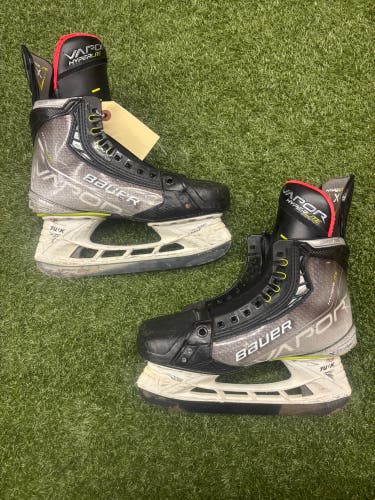 Intermediate Bauer Vapor Hyperlite Hockey Skates 6.5 (Used)