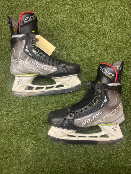 Intermediate Bauer Vapor Hyperlite Hockey Skates 6.5 (Used)
