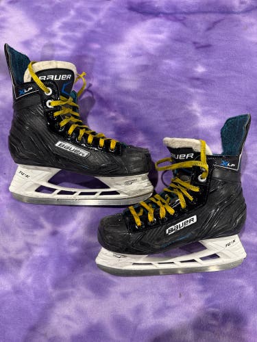 Intermediate Bauer XLP Hockey Skates Regular Width Size 5 (Used)